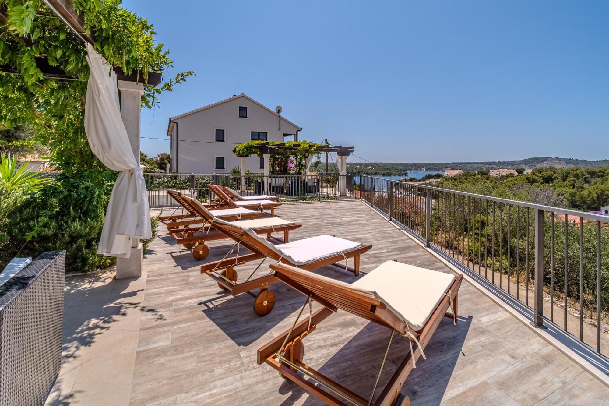 Villa Julia With Heated Pool, Ideal For Large Groups ميلنا المظهر الخارجي الصورة